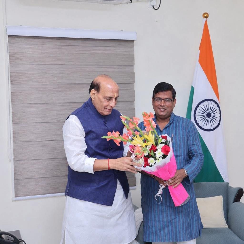 काशी प्रांत के संयोजक व समाजसेवी पवन सिंह को रक्षा मंत्री राजनाथ सिंह ने दी जन्मदिन की बधाई