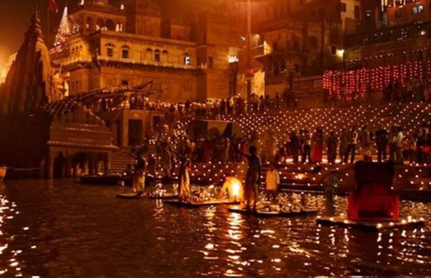 महादेव की नगरी काशी में देव दीपावली की अनूठी छटा: 15 लाख दीपों से जगमगाई पूरी नगरी