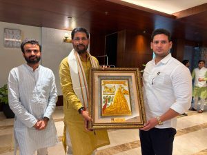 भाजपा नेता मुकेश सिंह राजपूत उपमुख्यमंत्रियों के साथ वाराणसी सर्किट हाउस में